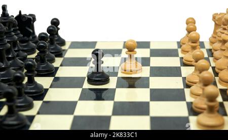 Bekannte Schacheröffnung. Der weiße Spieler bewegt den Bauer vor den König (E4). Schwarz reagiert mit dem Bewegen des Bauern vor der Königin (D5). Stockfoto