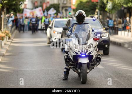 Bukarest, Rumänien - 20. Oktober 2022: Rumänischer Polizist auf BMW Polizeimotorrad bei einem Protest. Stockfoto