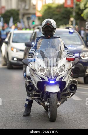 Bukarest, Rumänien - 20. Oktober 2022: Rumänischer Polizist auf BMW Polizeimotorrad bei einem Protest. Stockfoto