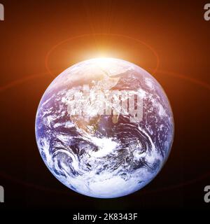 Planet Erde aus dem Weltraum mit aufgehender Sonne. Kosmische Landschaft. Gemischte Medien. Stockfoto