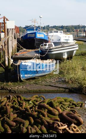 River Orwell verankerte Hausboote bei Ebbe Stockfoto