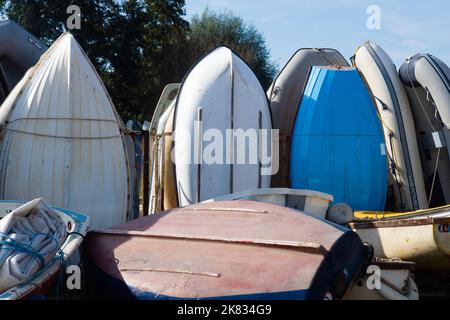 Dinghy-Angebote stapelten sich am Ende bei Pin Mill am Fluss Orwell in Suffolk Stockfoto