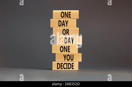 Symbol für Tag eins. Konzeptworte eines Tages oder eines Tages entscheiden Sie sich für Holzblöcke auf einem schönen grauen, table-grauen Hintergrund. Geschäftliche Motivation und Tag Stockfoto