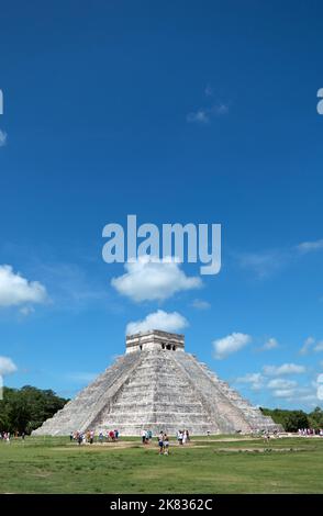 Ansicht der Maya-Ausgrabungsstätte von Chichen Itza in Yucatan, Mexiko. Maya-Ruinen mit Pyramide und antikes Gebäude für Touristen und Besucher Stockfoto