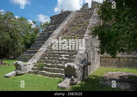 Ansicht der Maya-Ausgrabungsstätte von Chichen Itza in Yucatan, Mexiko. Maya-Ruinen mit Pyramide und alten Gebäuden für Touristen und Menschen Stockfoto