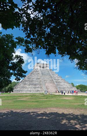 Ansicht der Maya-Ausgrabungsstätte von Chichen Itza in Yucatan, Mexiko. Maya-Ruinen mit Pyramide und alten Gebäude für Touristen und Menschen Stockfoto