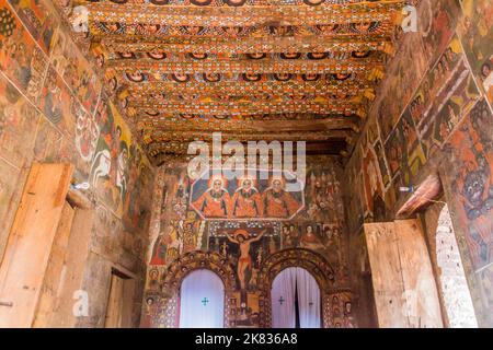 GONDAR, ÄTHIOPIEN - 13. MÄRZ 2019: Farbenreich dekorierte Inneneinrichtung der Debre Birhan (Berhan) Selassie Kirche in Gondar, Äthiopien. Stockfoto