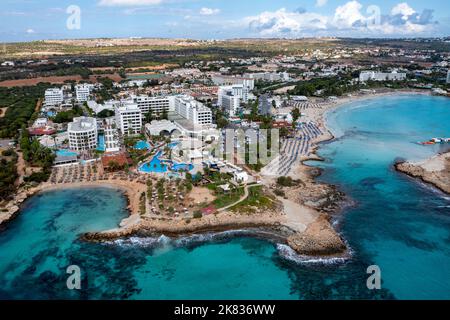 Luftaufnahme von Nissi Beach, Ayia Napa, Zypern. Stockfoto