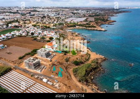 Luftaufnahme des Strandes von Agia Triada die Küste von Paralimni, Zypern, aus Richtung Norden. Stockfoto