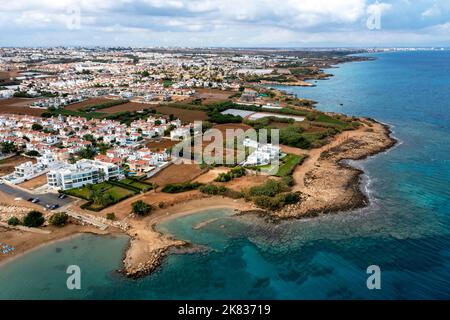 Luftaufnahme des Strandes von Agia Triada die Küste von Paralimni, Zypern, aus Richtung Norden. Stockfoto
