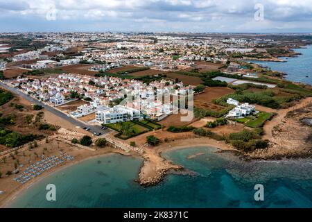 Luftaufnahme des Strandes von Agia Triada die Küste von Paralimni, Zypern, aus Richtung Norden. Stockfoto