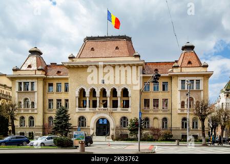 TARGU MURES, MURES, RUMÄNIEN - 24. APRIL 2021: Gebäude des Rathauses am 24. April 2021 in Targu-Mures. Stockfoto