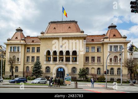 TARGU MURES, MURES, RUMÄNIEN - 24. APRIL 2021: Gebäude des Rathauses am 24. April 2021 in Targu-Mures. Stockfoto