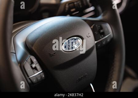 Lviv, Ukraine - 17. Oktober 2022: Nahaufnahme des Ford-Logos am Lenkrad Stockfoto