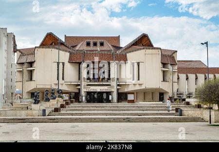 TARGU MURES, RUMÄNIEN - 24. APRIL 2021: Nationaltheater am 24. April 2021 in Targu-Mures. Stockfoto