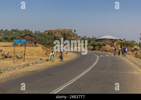 KOSOYE, ÄTHIOPIEN - 14. MÄRZ 2019: Menschen gehen auf einer Straße im Dorf Kosoye, Äthiopien. Stockfoto