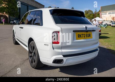 Rolls-Royce Cullinan ‘RK22 EUR’ auf der Poster Cars & Supercars Assembly im Bicester Heritage Centre zu sehen Stockfoto