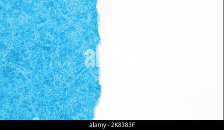 Vorlage für blaues und weißes Papier. Zweiteiliges Hintergrundbild mit blauer abstrakter Papiertextur auf weißem Hintergrund mit Platz für Text Stockfoto