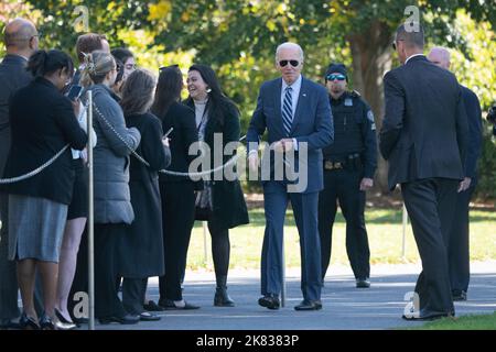 Der Präsident der Vereinigten Staaten, Joe Biden, plaudert mit Gästen, um mit den Medien zu sprechen, als er am 20. Oktober 2022 das Weiße Haus in Washington, DC, verlässt und zu Veranstaltungen in Pennsylvania aufbricht. Quelle: Chris Kleponis / Pool via CNP /MediaPunch Stockfoto