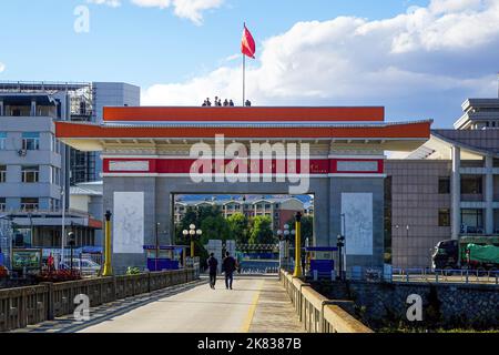 15. Oktober 2018, Tumen, China: Der Sicherheitsposten von Tumen, China auf der Brücke zwischen China und Nordkorea. Die chinesisch-nordkoreanische Grenze, Grenzübergang Namyang-Tumen, von Tumen aus gesehen, in der Autonomen Präfektur Yanbian. (Bild: © Jasmine Leung/SOPA Images via ZUMA Press Wire) Stockfoto