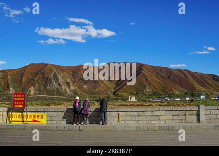 15. Oktober 2018, Tumen, China: Die Menschen sahen die Stadt Namyang in Nordkorea entlang des Flusses Tumen. Die chinesisch-nordkoreanische Grenze, Grenzübergang Namyang-Tumen, von Tumen aus gesehen, in der Autonomen Präfektur Yanbian. (Bild: © Jasmine Leung/SOPA Images via ZUMA Press Wire) Stockfoto