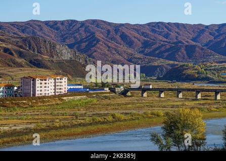 15. Oktober 2018, Tumen, China: Gebäude von Namyang, Nordkorea über den Tumen-Fluss von China aus gesehen. Die chinesisch-nordkoreanische Grenze, Grenzübergang Namyang-Tumen, von Tumen aus gesehen, in der Autonomen Präfektur Yanbian. (Bild: © Jasmine Leung/SOPA Images via ZUMA Press Wire) Stockfoto