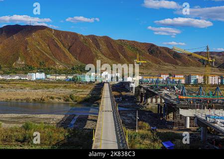 15. Oktober 2018, Tumen, China: Neben der alten Straßenbrücke, die Tumen, China, mit Namyang, Nordkorea verbindet, wird eine neue Brücke gebaut. Die chinesisch-nordkoreanische Grenze, Grenzübergang Namyang-Tumen, von Tumen aus gesehen, in der Autonomen Präfektur Yanbian. (Bild: © Jasmine Leung/SOPA Images via ZUMA Press Wire) Stockfoto