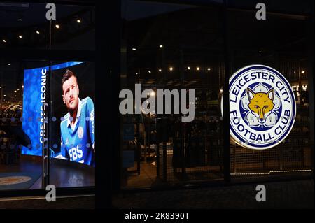 Leicester, Großbritannien. 20.. Oktober 2022. Ein Bildschirm im Club-Shop zeigt ein Bild von Jamie Vardy vor dem Premier League-Spiel im King Power Stadium, Leicester. Bildnachweis sollte lauten: Darren Staples / Sportimage Credit: Sportimage/Alamy Live News Stockfoto