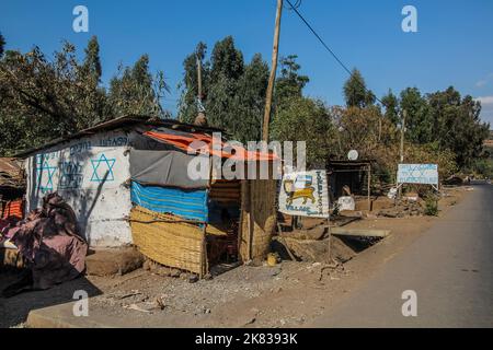 WOLLEKA, ÄTHIOPIEN - 14. MÄRZ 2019: Falasha-Ortsschilder in einem ehemaligen Dorf äthiopischer Juden Wolleka, Äthiopien. Stockfoto