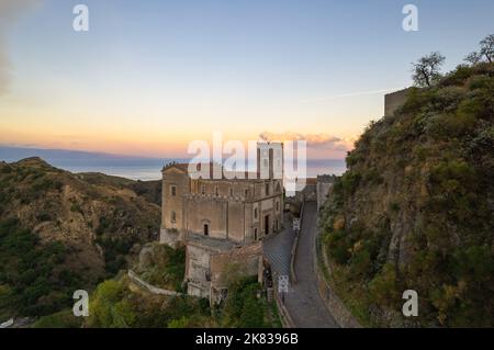 Savoca Dorf in Sizilien, Italien. Luftaufnahme des sizilianischen Dorfes Savoca. Häuser auf einem Hügel in Savoca, einer kleinen Stadt auf Sizilien in Italien Stockfoto