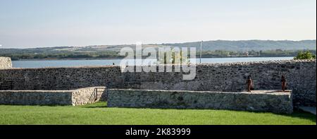 DROBETA TURNU-SEVERIN, RUMÄNIEN-04. APRIL: Ruinen einer mittelalterlichen Festung am 04. April 2018 in Drobeta Turnu-Severin. Stockfoto