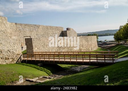 DROBETA TURNU-SEVERIN, RUMÄNIEN-04. APRIL: Ruinen einer mittelalterlichen Festung am 04. April 2018 in Drobeta Turnu-Severin. Stockfoto