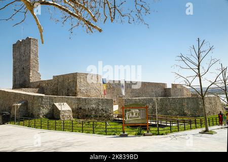 DROBETA TURNU-SEVERIN, RUMÄNIEN-04. APRIL: Ruinen einer mittelalterlichen Festung am 04. April 2018 in Drobeta Turnu-Severin. Stockfoto