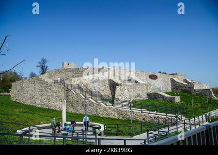 DROBETA TURNU-SEVERIN, RUMÄNIEN-04. APRIL: Ruinen einer mittelalterlichen Festung am 04. April 2018 in Drobeta Turnu-Severin. Stockfoto