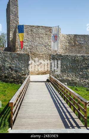 DROBETA TURNU-SEVERIN, RUMÄNIEN-04. APRIL: Eingang und Zugangsbrücke der mittelalterlichen Festung am 04. April 2018 in Drobeta Turnu-Severin. Stockfoto