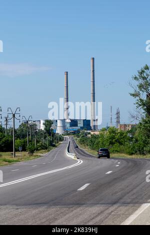 Eingang zur Stadt Drobeta Turnu-Severin, Mehedinti, Rumänien. Das thermische Kraftwerk, das die Stadt beheizt. Stockfoto