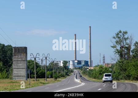 Eingang zur Stadt Drobeta Turnu-Severin, Mehedinti, Rumänien. Das thermische Kraftwerk, das die Stadt beheizt. Stockfoto