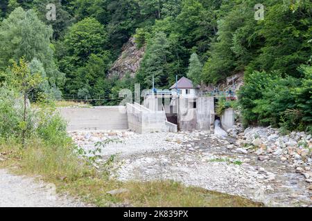 Novaci, Kreis Gorj, Rumänien – 24. Juli 2022: Das Kraftwerk am Fluss Gilort, Novaci, Gorj, Rumänien. Stockfoto