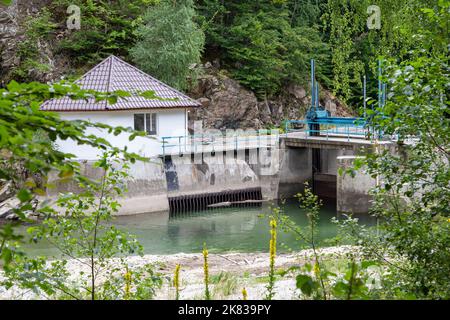 Novaci, Kreis Gorj, Rumänien – 24. Juli 2022: Das Kraftwerk am Fluss Gilort, Novaci, Gorj, Rumänien. Stockfoto