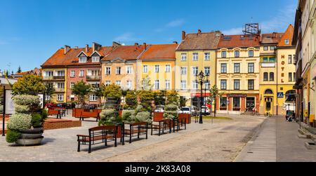 Bartoszyce, Polen - 13. Juli 2022: Panorama des Verfassungsplatzes Plac Konstutucji, der als Rynek-Marktplatz im historischen Stadtzentrum dient Stockfoto