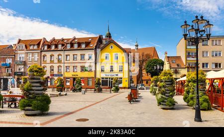 Bartoszyce, Polen - 13. Juli 2022: Panorama des Konstitutionsplatzes Plac Konstutucji mit der evangelischen Kirche des Hl. Johannes im historischen Stadtzentrum Stockfoto