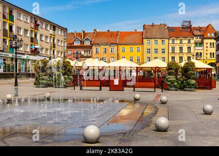 Bartoszyce, Polen - 13. Juli 2022: Panorama des Verfassungsplatzes Plac Konstutucji, der als Rynek-Marktplatz im historischen Stadtzentrum dient Stockfoto