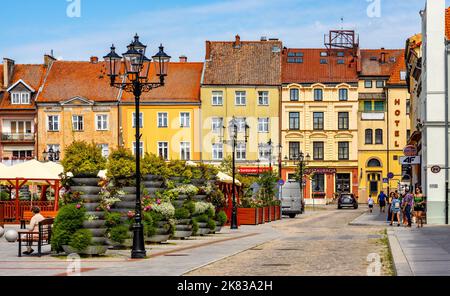 Bartoszyce, Polen - 13. Juli 2022: Panorama des Verfassungsplatzes Plac Konstutucji, der als Rynek-Marktplatz im historischen Stadtzentrum dient Stockfoto