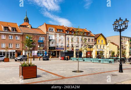 Bartoszyce, Polen - 13. Juli 2022: Panorama des Verfassungsplatzes Plac Konstutucji, der als Rynek-Marktplatz im historischen Stadtzentrum dient Stockfoto