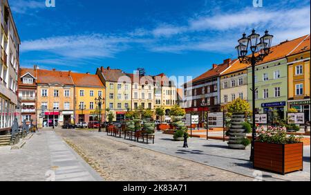 Bartoszyce, Polen - 13. Juli 2022: Panorama des Verfassungsplatzes Plac Konstutucji, der als Rynek-Marktplatz im historischen Stadtzentrum dient Stockfoto