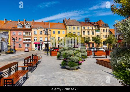 Bartoszyce, Polen - 13. Juli 2022: Panorama des Verfassungsplatzes Plac Konstutucji, der als Rynek-Marktplatz im historischen Stadtzentrum dient Stockfoto