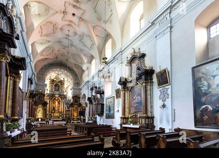 Pinczow, Polen - 15. Juli 2022: Hauptschiff und Presbyterium der Heiligen Maria von Mirow Heiligtum im Franziskanerkloster in der historischen Altstadt Stockfoto