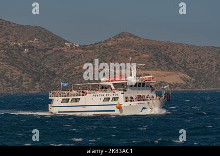 Agios Nikolaos, Kreta, Griechenland. 2022. Ausflug mit dem Schiff, das nach Agios Nikolaos zurückkehrt, mit Passagieren von der Insel Spinalonga. Stockfoto