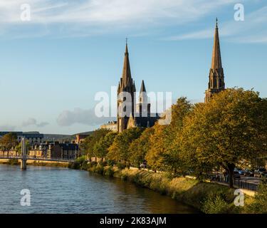 4. Oktober 2022. Inverness, Highlands and Islands, Schottland. Das ist die Sonne, die auf den Kirchen und Bäumen auf der Bank Street in Inverness scheint. Stockfoto