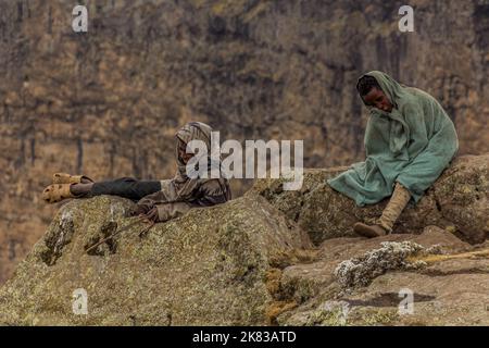 SIMIEN MOUNTAINS, ÄTHIOPIEN - 16. MÄRZ 2019: Lokale Dorfbewohner in Simien Mountains, Äthiopien Stockfoto